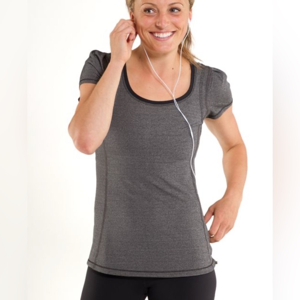 LULULEMON Run: Back on Track Short sleeve Tech tee in Coal. Size: 8